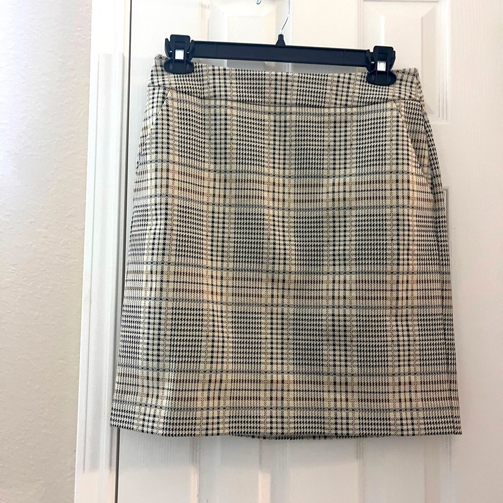 CAbi Skirt (Size 8): Your Year-Round Style Hero